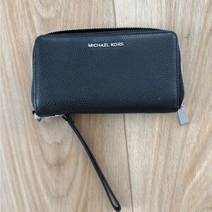 Michael Kors - Wristlet